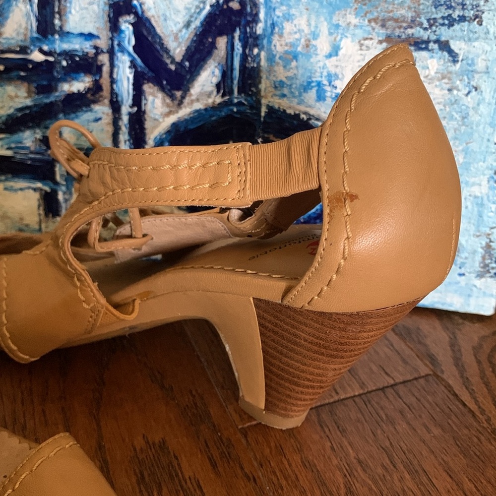 be Comfortable Blondo Heeled Sandals Tan Leather Peep Toe Sz 8M - Picture 13 of 16